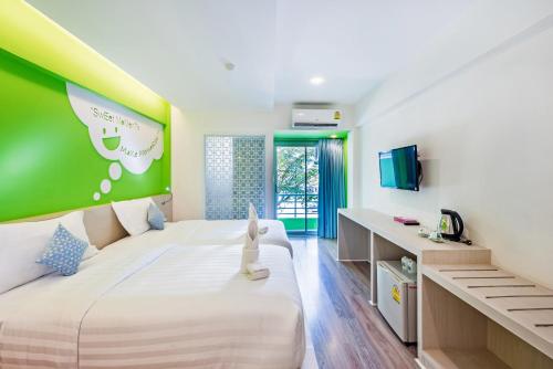 Ένα ή περισσότερα κρεβάτια σε δωμάτιο στο The Tint At Phuket Town - SHA Plus