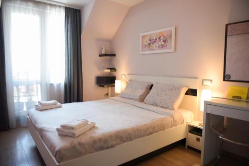 מיטה או מיטות בחדר ב-DERELLI Deluxe and DERELLI Adorable apartments