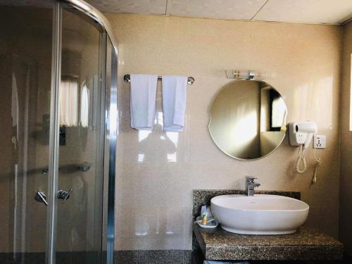 Ett badrum på Dhulikhel Mountain Resort