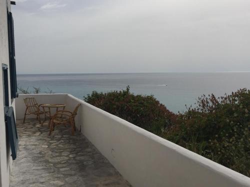 a balcony with chairs and a table and the ocean at Residenza Gherly in Capo Vaticano