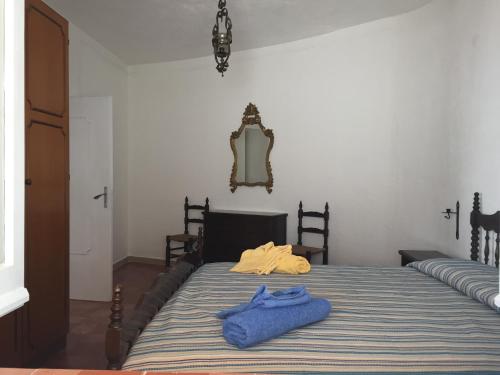 a bedroom with a bed with two towels on it at Residenza Gherly in Capo Vaticano