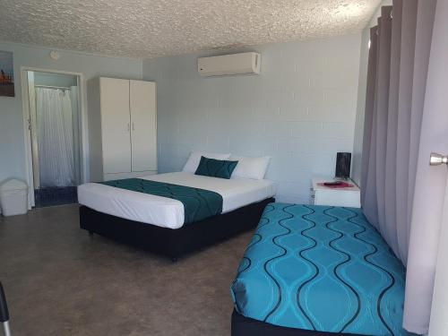 Säng eller sängar i ett rum på Horseshoe Bay Resort