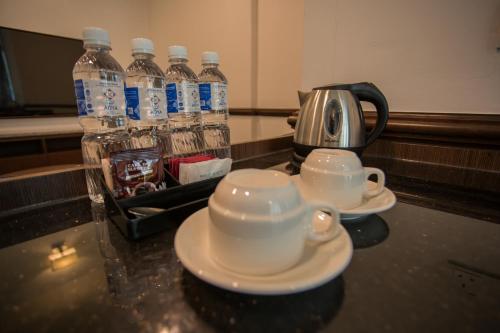 Hotel Adya Express Chenangにあるコーヒーまたはお茶