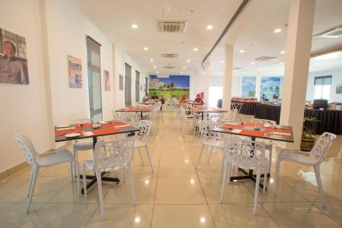 Un restaurant u otro lugar para comer en Adya Hotel Chenang