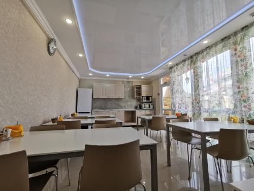 Кухня или кухненски бокс в Orange House Guest House