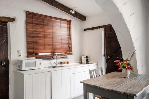 Una cocina o cocineta en Monastery Estate Guesthouse