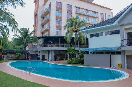 uma piscina em frente a um edifício em The Jerai Hotel Sungai Petani em Sungai Petani