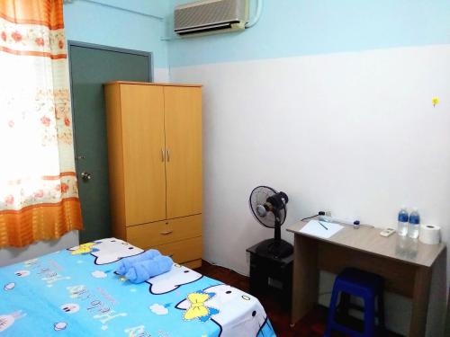 H Homestay Sibu - 1000Mbps 1Gbps Wifi, Astro & Auto Gate Parking Semi Detached House!にあるベッド