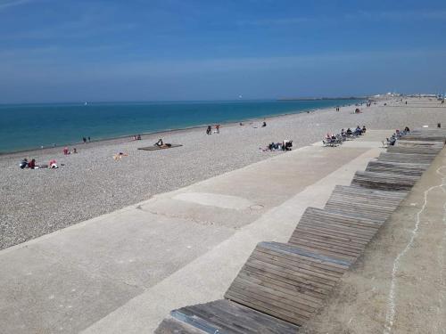 a group of people on a beach with the ocean at LE MADISON, Gîte Atypique - NETFLIX in Dieppe