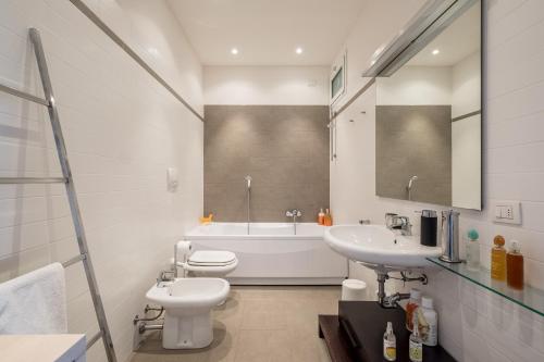 ボローニャにあるThe Jasmine Terrace Retreatのトイレ、洗面台、浴槽を備えたバスルーム