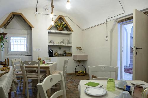 a kitchen and dining room with tables and chairs at B&B del Palazzo in Monteodorisio
