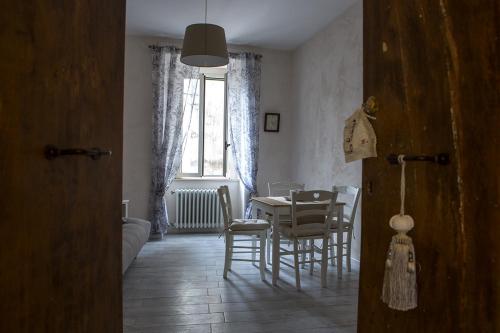 a room with a table and chairs and a dining room at B&B del Palazzo in Monteodorisio