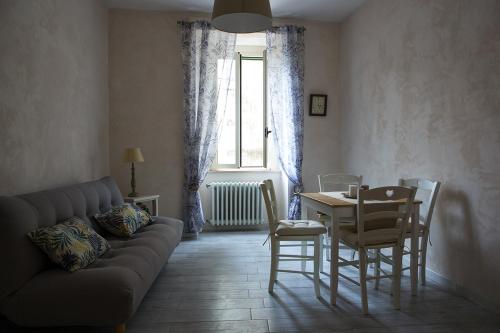 a living room with a couch and a table and chairs at B&B del Palazzo in Monteodorisio