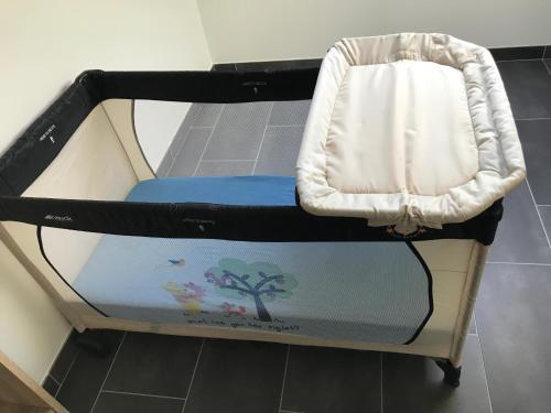 a bunk bed with a chair in a room at Appartement standing à Valmont in Macheren