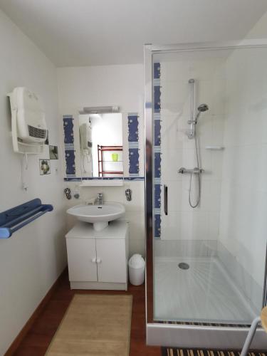 une salle de bain avec douche et lavabo dans l'établissement Joli coeur, à Dragey-Ronthon