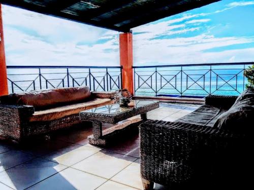 Kallirákhi的住宿－Villa Chrysi，阳台配有沙发,享有海景