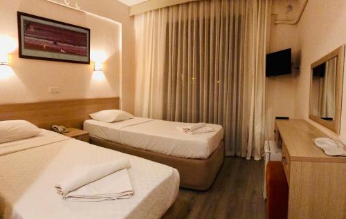 Cama ou camas em um quarto em Bayram Hotel