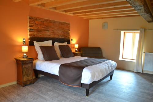 Abzac的住宿－LES GALAINES，一间卧室设有一张大床和一个窗户。