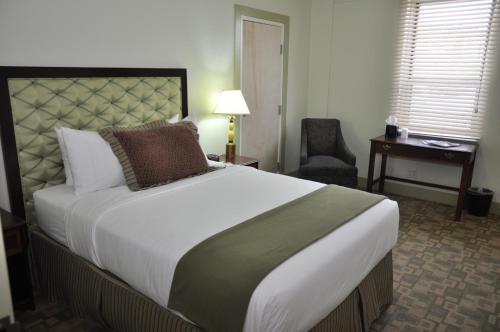 A bed or beds in a room at The Murray Hotel