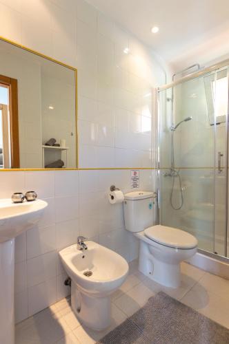 un bagno con WC, lavandino e doccia di PoolViewZen-CorralejoPlaya a Corralejo
