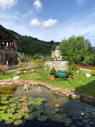 einen Teich voller Seerosenblätter in einem Hof in der Unterkunft Haus Adams - das Wohlfühl Gästehaus in Boppard