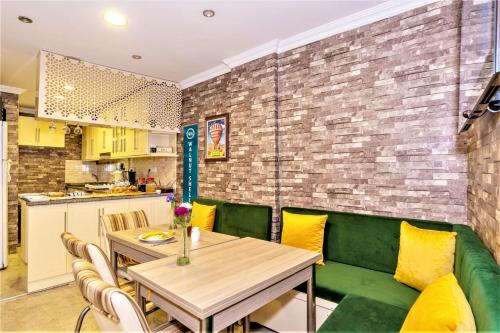 een eetkamer met een groene bank en een tafel bij Walnut Shell Hotel in Istanbul
