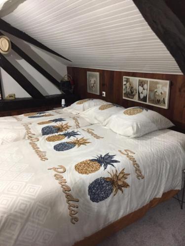 - une chambre dotée d'un lit avec des ananas dans l'établissement Maison prés du Circuit 24H du Mans, à Arnage