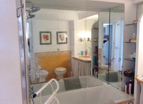 une salle de bain avec une baignoire, des toilettes et une douche dans l'établissement Villa Guya, à Capri