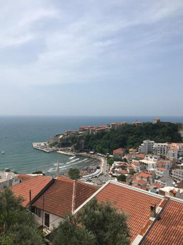 una vista aérea de la ciudad y el océano en Suka Apartments en Ulcinj