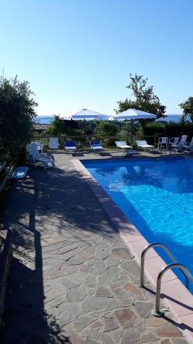 a swimming pool with lounge chairs at El Rincon del Artista in Soiano del Lago