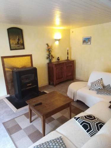 - un salon avec 2 lits et une cuisinière dans l'établissement la fario, à Gavarnie