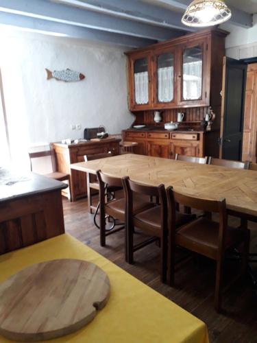 ein Esszimmer mit einem Tisch und Stühlen sowie eine Küche in der Unterkunft la fario in Gavarnie