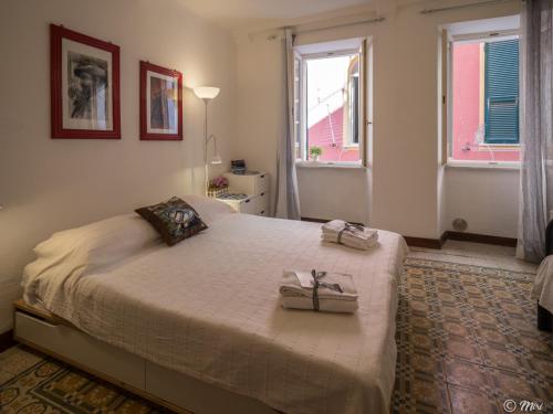 1 dormitorio con 1 cama con 2 toallas en Rundanina Village Life Studio, en Vernazza