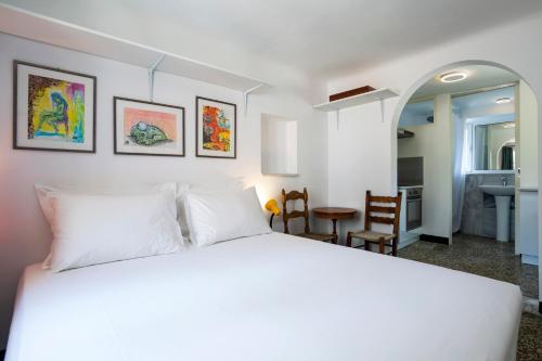 A bed or beds in a room at Enticing, Cosy, Rooftop Studio Athens Centre! EP9T