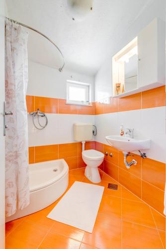 un baño con inodoro y lavabo en Apartments Petra, en Trogir
