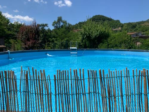 una gran piscina con una valla alrededor en ilgiardinoincantato en Grizzana
