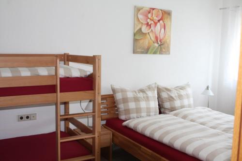 1 Schlafzimmer mit 2 Etagenbetten und einem Fenster in der Unterkunft Ferienwohnung Bartling am Bodensee in Friedrichshafen