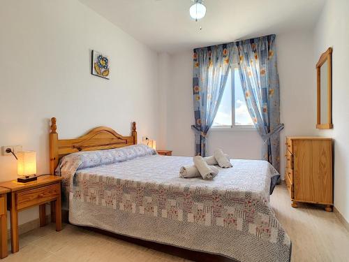 1 dormitorio con 2 camas y ventana en Villa Cristal 5608 - Resort Choice, en La Manga del Mar Menor