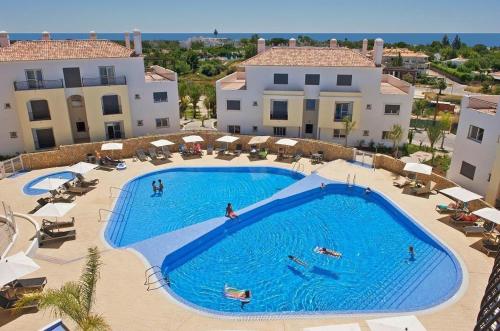 an overhead view of a swimming pool in a resort at Cabanas, Tavira, T3, O Pomar condominium in Cabanas de Tavira