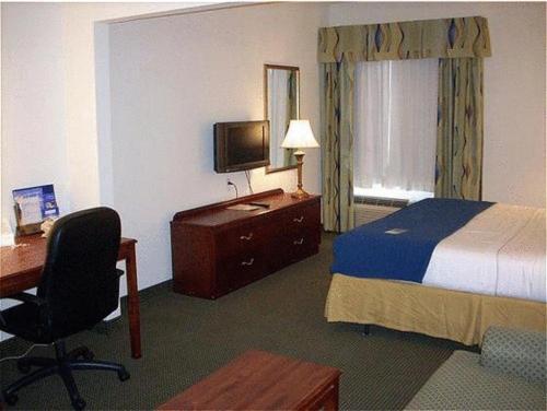 A bed or beds in a room at Holiday Inn Express Hotel & Suites Columbus, an IHG Hotel