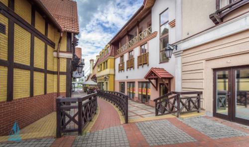 een straat in een stad met veel gebouwen bij A3 - APARTAMENTY in Mikołajki