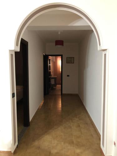 an archway leading to a hallway in a house at B&B Altamarea in Falerna