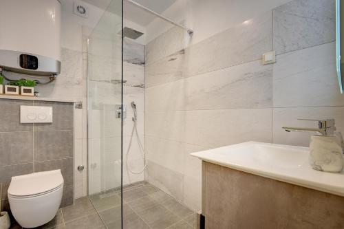 La salle de bains est pourvue d'une douche, de toilettes et d'un lavabo. dans l'établissement Haus Mila, à Pavicini