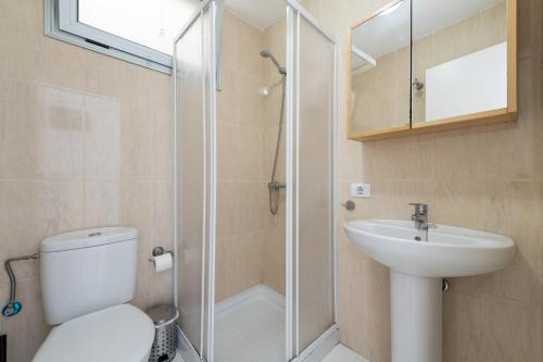 ein Badezimmer mit Dusche, Toilette und Waschbecken in der Unterkunft Great terrace sea views - Wifi By Canariasgetaway in Las Palmas de Gran Canaria