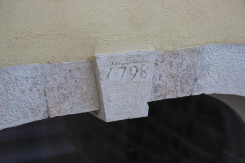 a stone plaque on the side of a wall at B&B Artegnana 1798 in Grožnjan