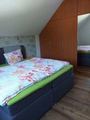 Ένα ή περισσότερα κρεβάτια σε δωμάτιο στο Ferienwohnung Csilla