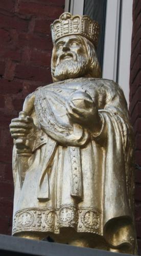 a statue with a crown on its head at Het Mergelhoek 2 in Vaals