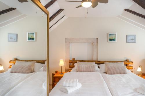 1 dormitorio con 2 camas y ventilador de techo en Casa Carminatti Apartments, en Split
