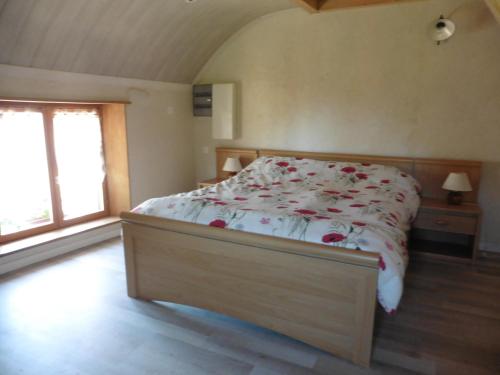 Un dormitorio con una cama con flores. en Gîte Chemin des Prés r de Pré Vert, en Chinon