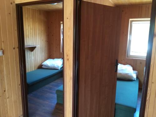 una habitación con 2 camas en una cabaña en domki pestka, en Jastrzębia Góra